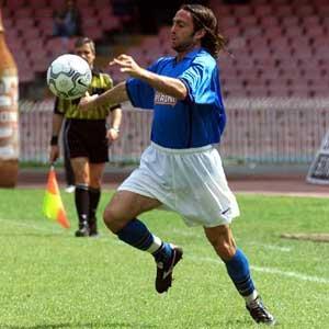 STEFAN SCHWOCH - Nell'anno della Serie B 1999-2000 (arrivato a Gennaio) mise a segno 28 reti in 57 presenze, risultando uno dei bomber più prolifici della storia azzurra. Oltre ai gol, doti innate di trascinatore le elessero a beniamino della tifoseria, simbolo di lotta e caparbia.