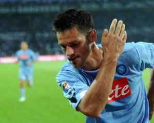 L'INCHINO DI MAGGIO - E' il 2009 e le curve del "San Paolo" sono chiuse dopo i noti fatti di Roma. Ad omaggiare i tifosi assenti forzati è Christian Maggio che ogni volta che segna un gol si inchina. Indelebile.