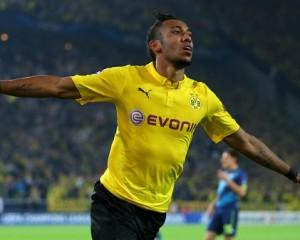 Pierre Emerick Aubameyang, dopo l'esperienza al Saint Etienne, sarebbe pronto a tornare in Francia. Secondo France Football, infatti, la freccia del Borussia Dortmund sarebbe finita sotto i riflettori del Paris Saint Germain che avrebbe messo sul piatto 25 milioni di euro. 