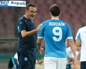 Il rapporto speciale col Pipita - "Sarri mi ha convinto in cinque minuti, ho visto fame e umiltà in lui" - sottolinea fiero il Pipita. La prova tangibile che in panchina siede un grande allenatore. Sorprende tutti, Maurizio, quando in TV dichiara che "Higuain è forte ma può esserlo di più" e poi "Lui è il più forte centrale al mondo, deve essere solo consapevole di ciò", "Deve fare di più". Dà continuamente motivazioni al suo campione, lo coccola e se necessario lo riprende, lo carica di più, lo incita a superarsi. C'è la consapevolezza che il campione ha trovato la sua guida perfetta, completamente stregato da quell'uomo in tuta, tutto lavoro e semplicità. Gli abbracci e i sorrisi non mancano, i due si cercano. Il Napoli ha i suoi leader, in campo e fuori, che camminano di pari passo e che hanno un unico obiettivo: vincere per la gente, per i tifosi, per i colori. Il Pipita, con Sarri, diventa ufficialmente un argentino napoletano.