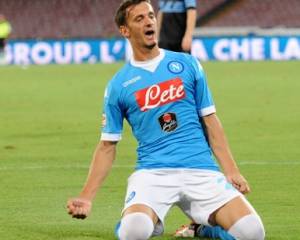 3° POSTO – GABBIADINI Terzo posto per Gabbiadini che, dopo i primi sei mesi scoppiettanti, in questo inizio di stagione fatica a trovare spazio, ma resta comunque uno dei migliori prospetti della Serie A e sicuramente uno dei migliori acquisti ipotizzabili in un mercato complicato come quello di metà stagione. Arrivato a gennaio per 12,5 milioni (dati Transfermarkt), il suo acquisto provocò nei tifosi due emozioni: 1) tristezza, visto che si considerava Manolo il sostituto del probabile partente Callejon; 2) felicità, in virtù delle grandi prestazioni offerte dal numero 23 con la maglia della Sampdoria che lo fecero finire nel mirino di tanti top club italiani. Il Napoli bruciò tutti e portò Manolo all’ombra del Vesuvio inserendo un altro grande tassello in uno già straordinario reparto offensivo. Il primo goal in maglia azzurra arriva contro il Chievo Verona con la collaborazione dell’altro nuovo arrivato, ovvero Strinic. A fine anno saranno undici le marcature in trenta presenze tra campionato, Coppa Italia ed Europa League. Tutto faceva pensare a un potenziale titolare della stagione successiva, e invece quest’anno per Manolo le difficoltà nel ritagliarsi il giusto spazio sono aumentate. Resta in ogni caso un acquisto da top club. 