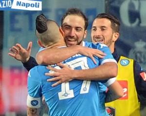 higuain hamsik valdifiori esultanza abbraccio