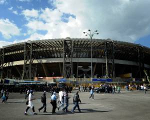 L'ESTERNO. No, il San Paolo non è ciò che oggi sarebbe definibile "impianto moderno". Gli anni invecchiano anche gli stadi, la scarsa manutenzione l'ha reso quasi obsoleto prima del tempo. Ed il regno abusivo nel mezzo ha fatto dunque la differenza. Conseguenze? Ce ne sono, eccome. In primis, il cattivo collegamento tra l'evento della partita e l'ambiente che l'ospita. Lo Juventus Stadium è esemplare da questo punto di vista: oltre al match, c'è tutto un mondo da scoprire. Fatto di eventi collaterali, museo dedicato ed esperienze d'ogni genere all'interno dell'impianto stesso. Non è "andare alla partita", ma viverla. Differenza non proprio sottile.