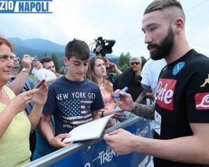 DIMARO RITIRO NAPOLI CALCIO 2016 ALLENAMENTO NAPOLI NELLA FOTO: TONELLI FIRMA AUTOGRAFI AI TIFOSI FOTO MOSCA