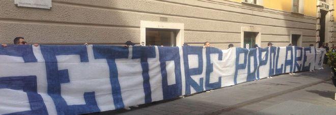 protesta settore popolare tifosi