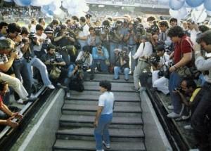 Maradona_arrivo_San_Paolo_1984-park