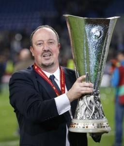 Rafa Benitez con l'Europa League, vinta l'anno scorso alla guida del Chelsea.