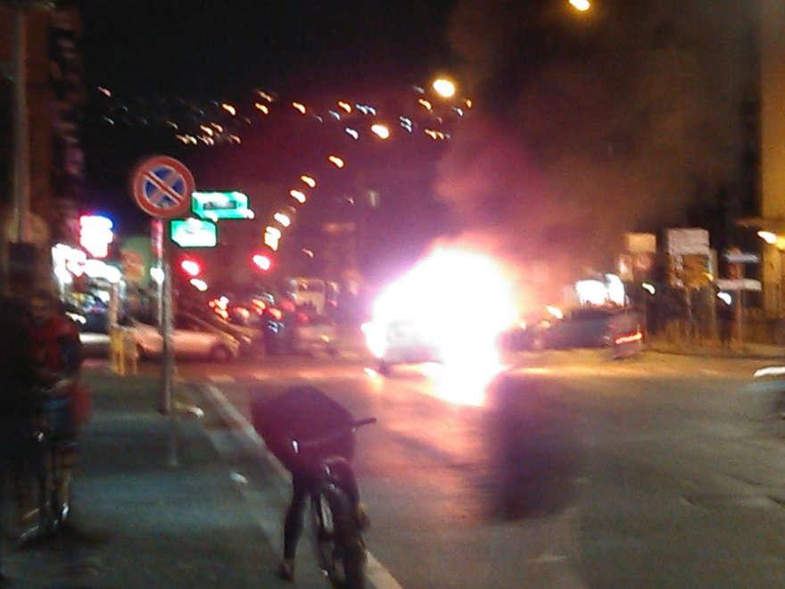 La foto della vettura in fiamme, tratta dal sito di Repubblica
