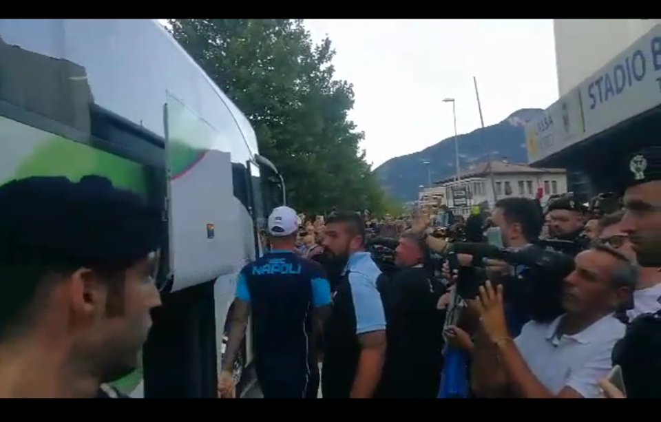 VIDEO – Napoli-Trento, l’arrivo della squadra. Che entusiasmo!