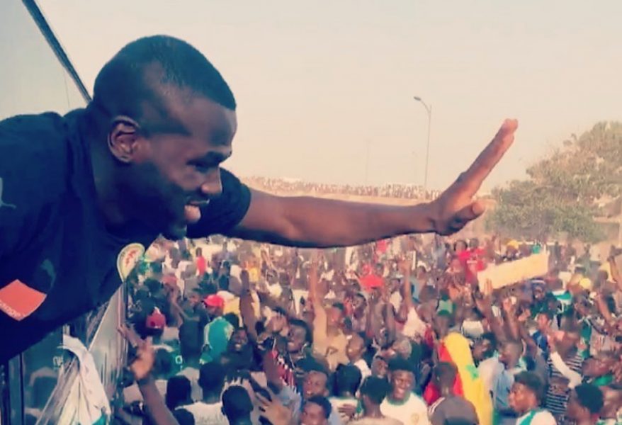 Koulibaly cuore d’oro: “A Natale ha regalato 500 euro a un mendicante in un centro commerciale e sciarpe e coperte ai clochard”