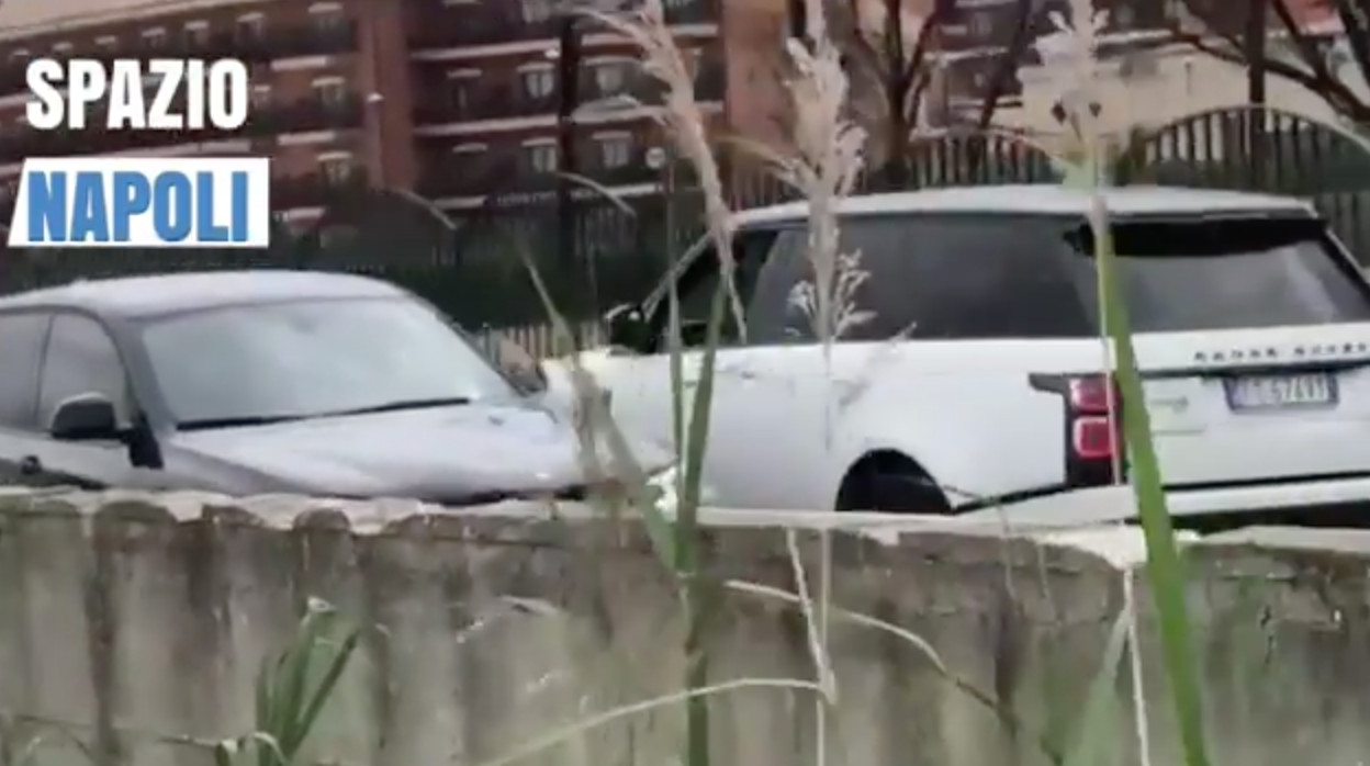 VIDEO SN – Siparietto a Castel Volturno: Meret e Manolas affiancano le auto per salutarsi senza avvicinarsi