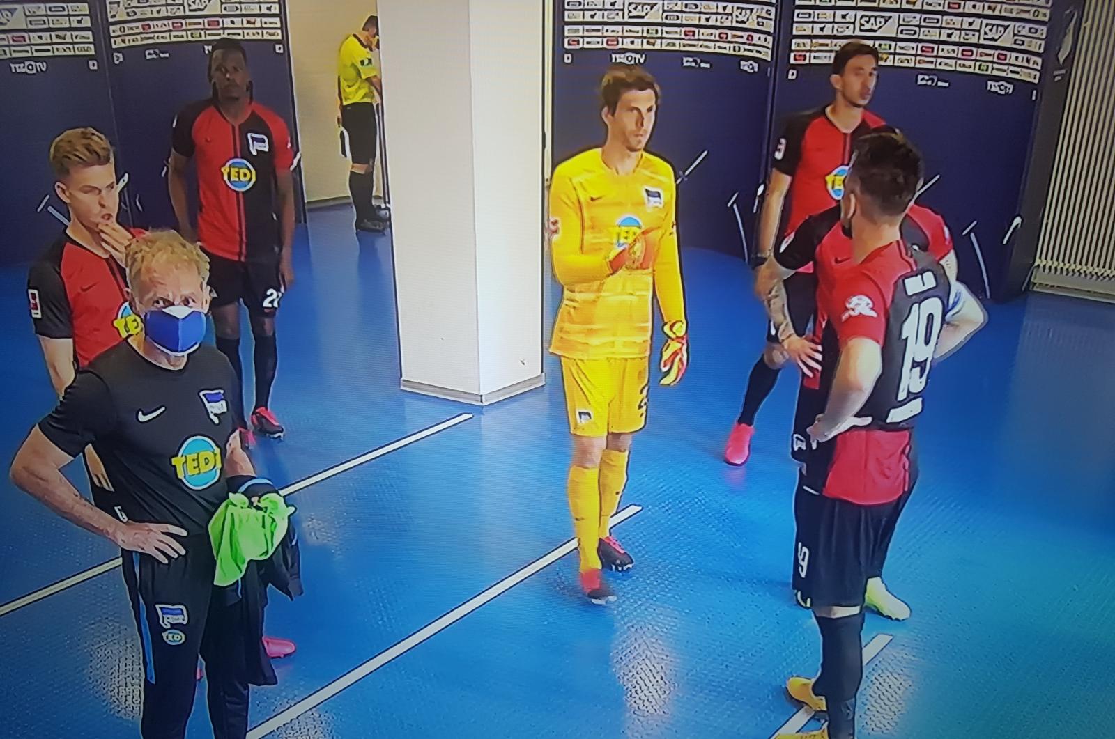 Riparte la Bundesliga, le squadre entrano separate: guardate come si sta in panchina!