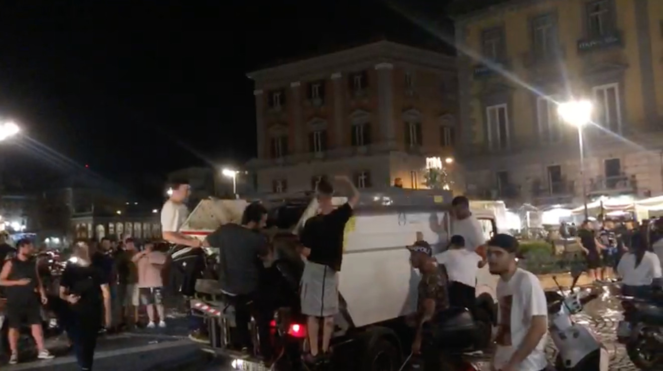 VIDEO – Unici a Napoli: tifosi sul camion della spazzatura per festeggiare la Coppa Italia!