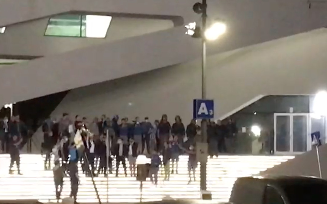 ReLIVE SN – Festa e delirio a Napoli! La squadra arriva ad Afragola: cori per Mertens, Gattuso mostra la Coppa Italia! (VIDEO)