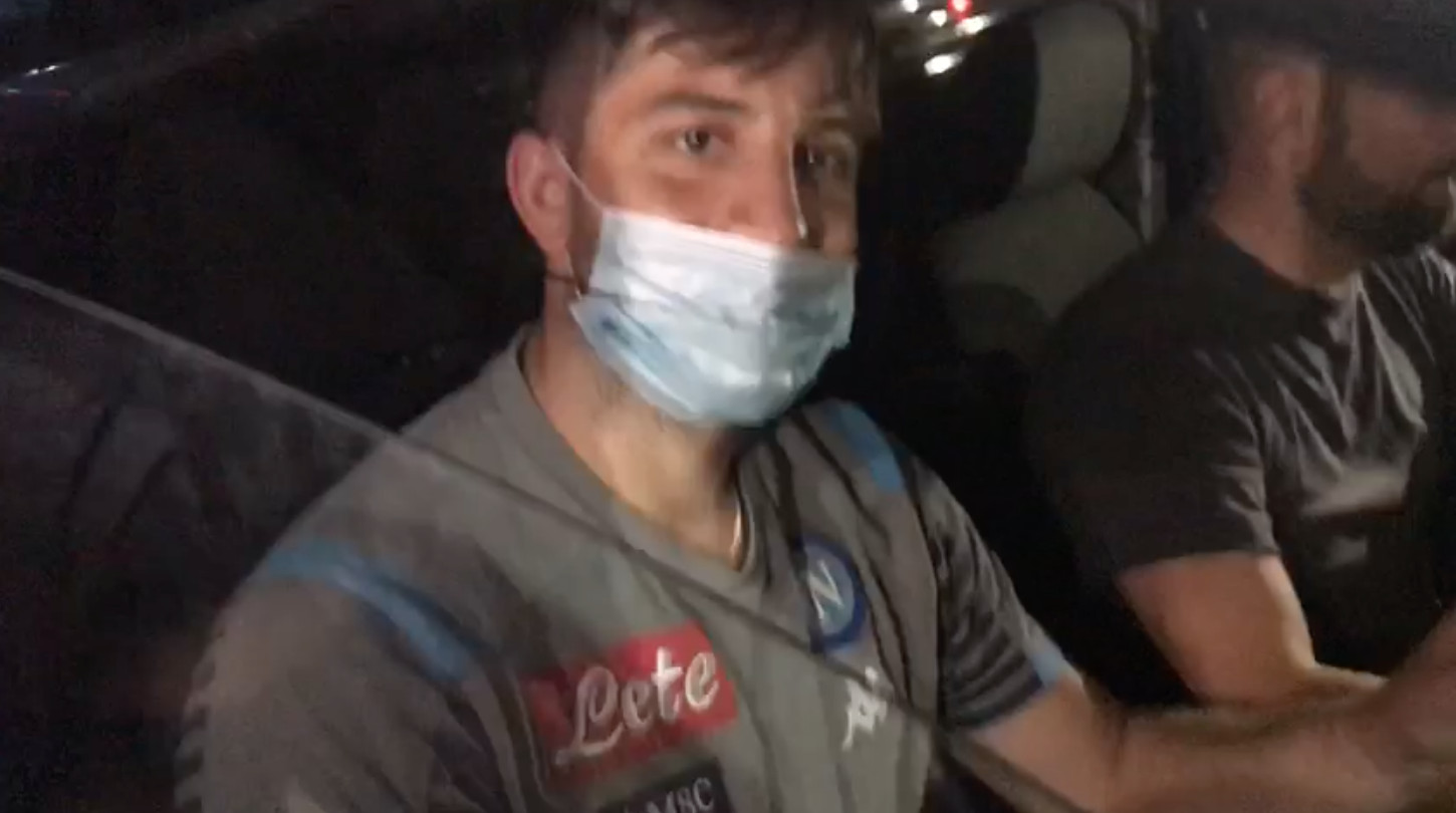 VIDEO SN – I calciatori vanno via in taxi, richiesta assurda di un tifoso a Manolas: “Me li dai 50 euro?”
