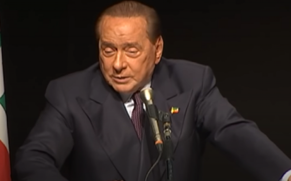 Berlusconi al miele: “Mi hanno sempre detto che sono un napoletano nato a Milano”