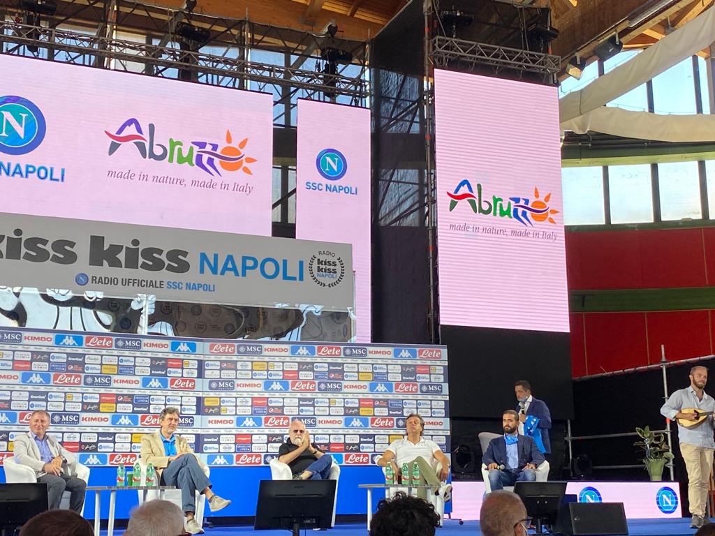 Momento di spettacolo prima della conferenza stampa di fine ritiro: musica con mandolino sul palco (VIDEO)