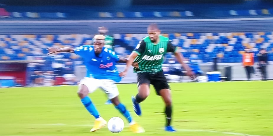 Napoli-Sassuolo, trattenuta su Osimhen: l’arbitro lascia correre e Lopez raddoppia