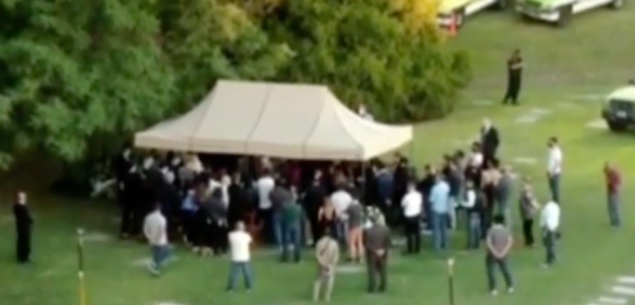 Funerali Maradona: una cerimonia privata sotto un gazebo per familiari ed amici. Incidenti lungo il corteo tra fan e polizia