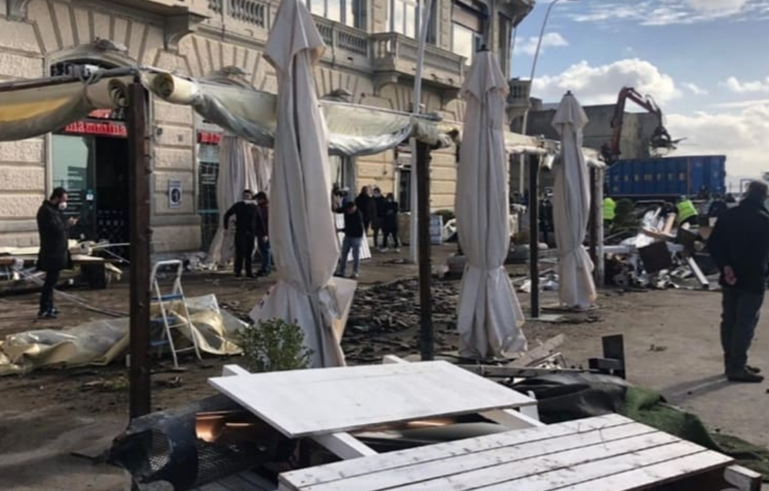 Assurdo a Napoli: derubato uno dei ristoranti sul lungomare distrutto dalla mareggiata