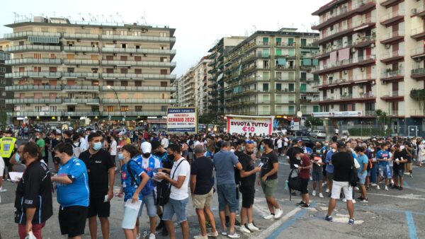 Tifosi in fila all'esterno dello stadio Diego Armando Maradona