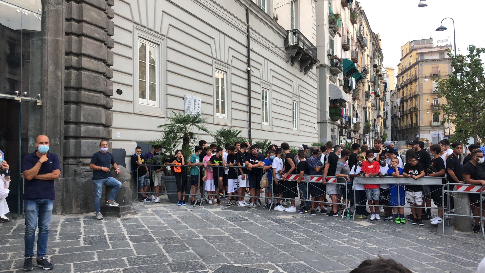 Tifosi del Napoli all'esterno dell'Hotel Caracciolo