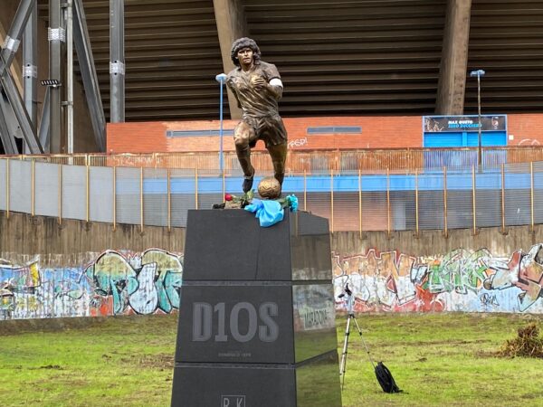 statua Maradona all'esterno dello Stadio