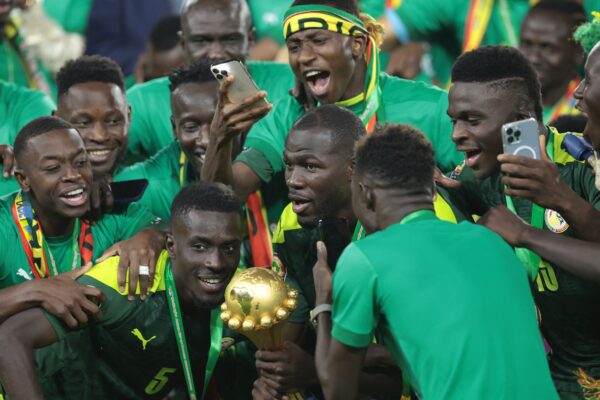 Kalidou Koulibaly solleva la Coppa d'Africa vinta dal Senegal