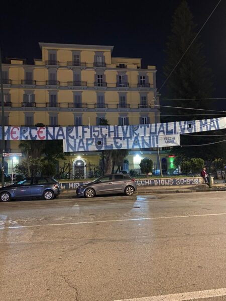 Striscione contestazione tifosi Napoli De Laurentiis