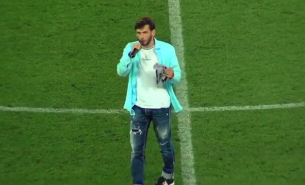 Napoli Kvaratskhelia saluto tifosi 