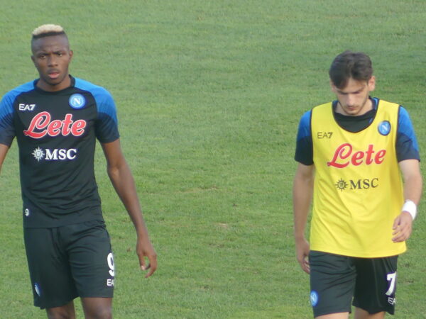 Osimhen e Kvaratskhelia terminano l'allenamento con il Napoli