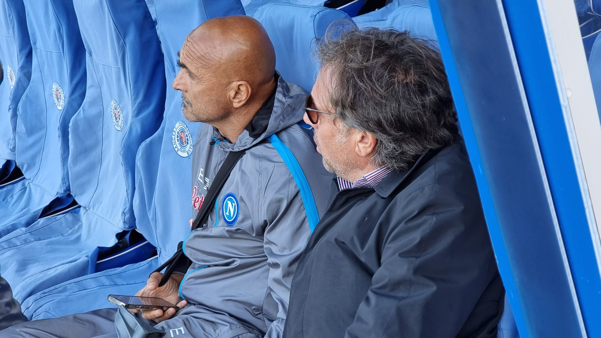 Giuntoli e Spalletti siedono in panchina nello stadio dei Rangers