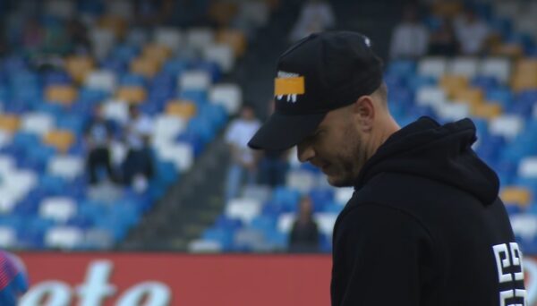 Amir Rrahmani in campo durante il pre partita del Napoli