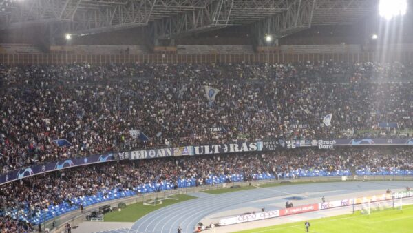 I tifosi Ultras del Napoli in Curva B allo stadio Maradona