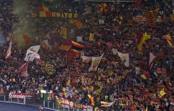 Cori contro Napoli tifosi Roma