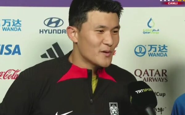 Kim Min-Jae intervistato dai giornalisti dopo una partita con la Nazionale della Corea del Sud