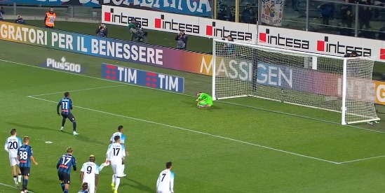 Lookman segna su rigore contro il Napoli nel match contro l'Atalanta a Bergamo