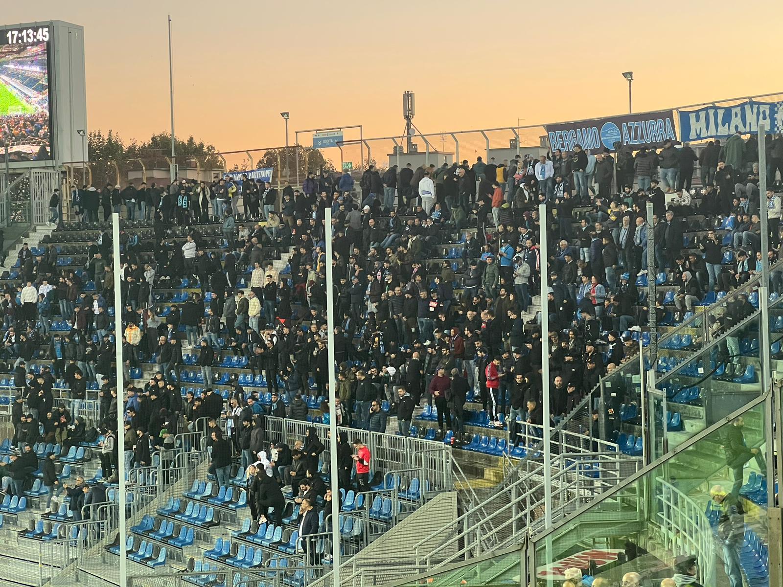 Tifosi del Napoli assistono al match di campionato in casa dell'Atalanta