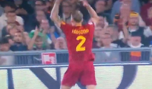 Karsdorp incites the fans during Roma-Napoli