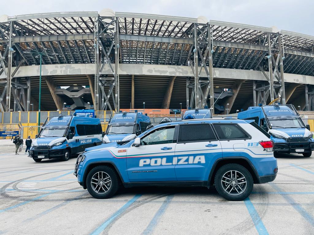 Macchine della polizia all'uscita dello Stadio Maradona