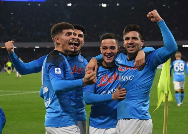 Il Napoli esulta dopo la rete di Giovanni Simeone