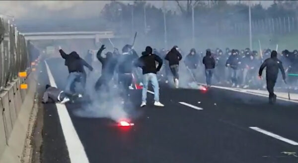 Scontri ultras tra frange del tifo napoletano e romanista sull'autostrada A1
