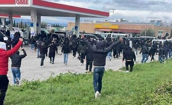 Gli ultras dei Napoli e Roma si scontrano sull'autostrada A1 nell'autogrill di Badia del Pino