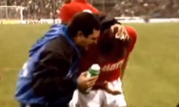 Alemao colpito da una monetina durante Atalanta Napoli del 1990