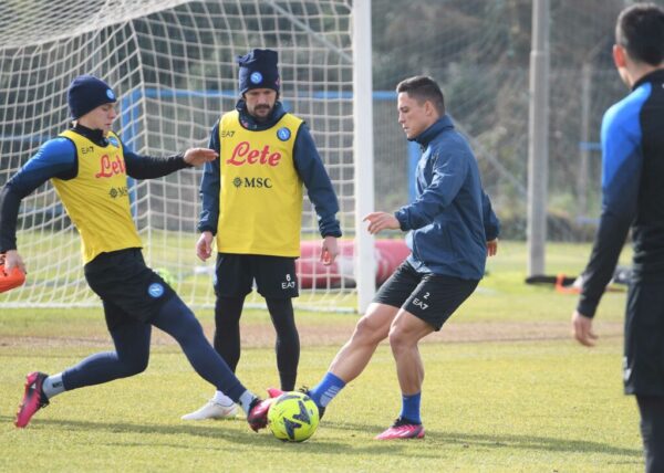 L'allenamento del Napoli con Zerbin e Raspadori a contendersi un pallone sotto gli occhi di Mario Rui