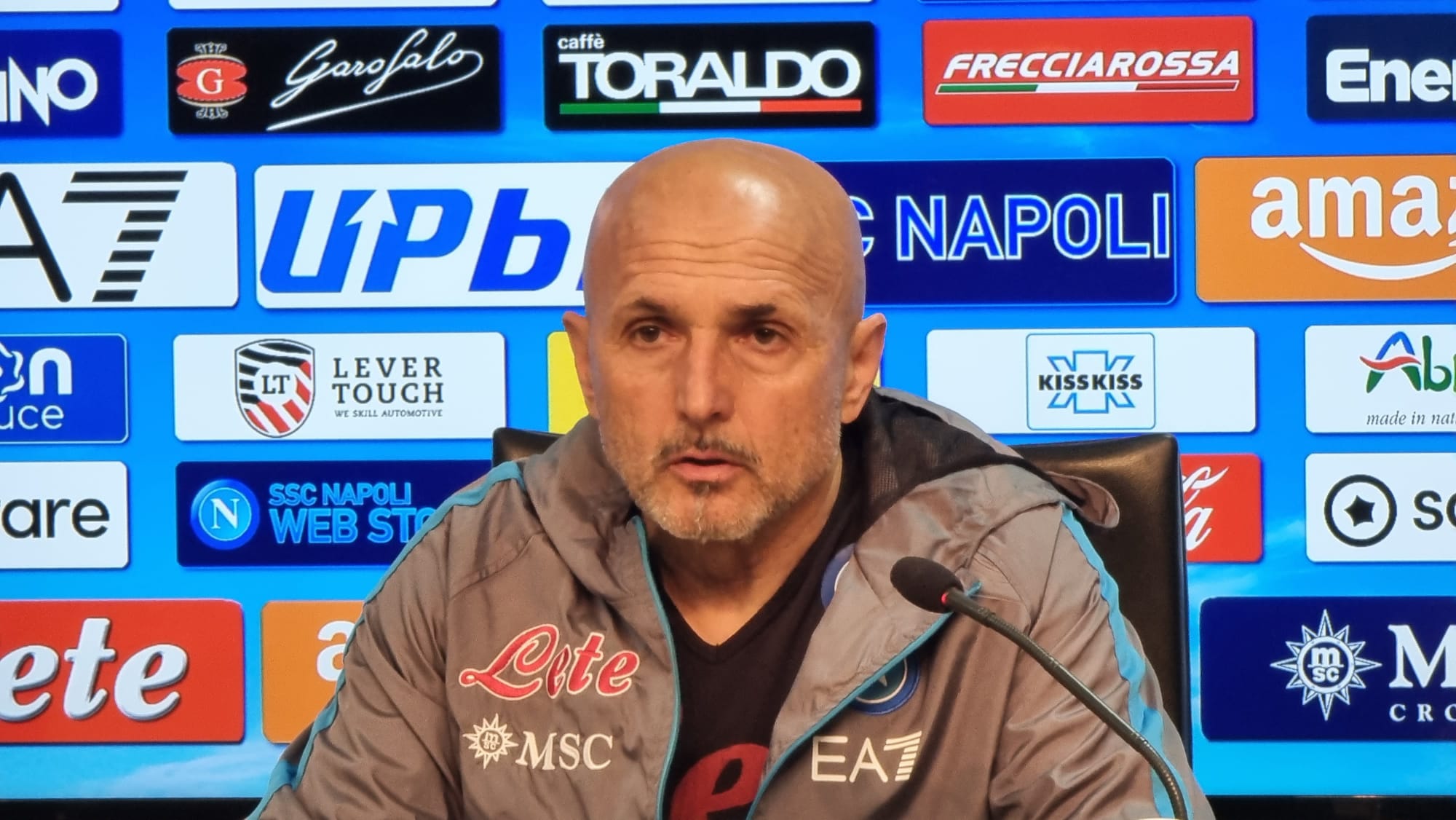 Mister Spalletti risponde a una domanda in conferenza stampa