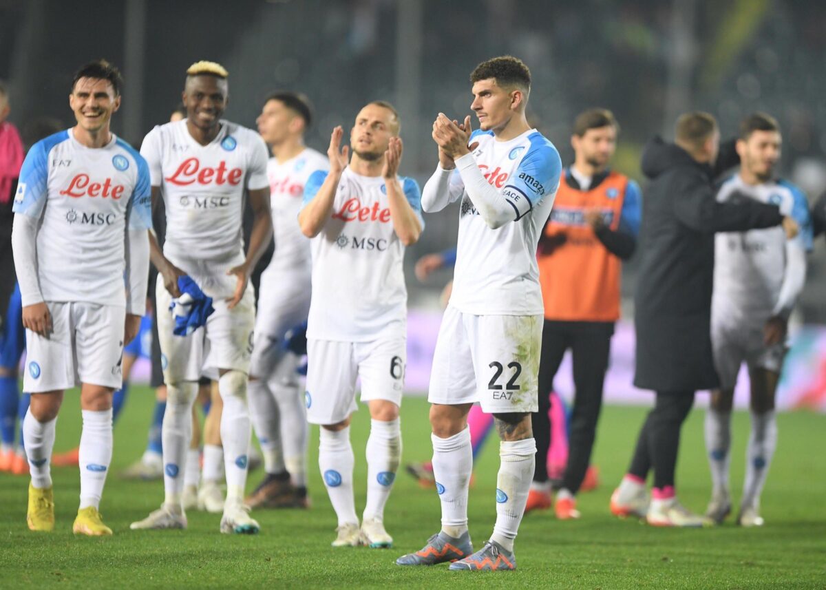 Gruppo Napoli esulta dopo la vittoria contro l'Empoli