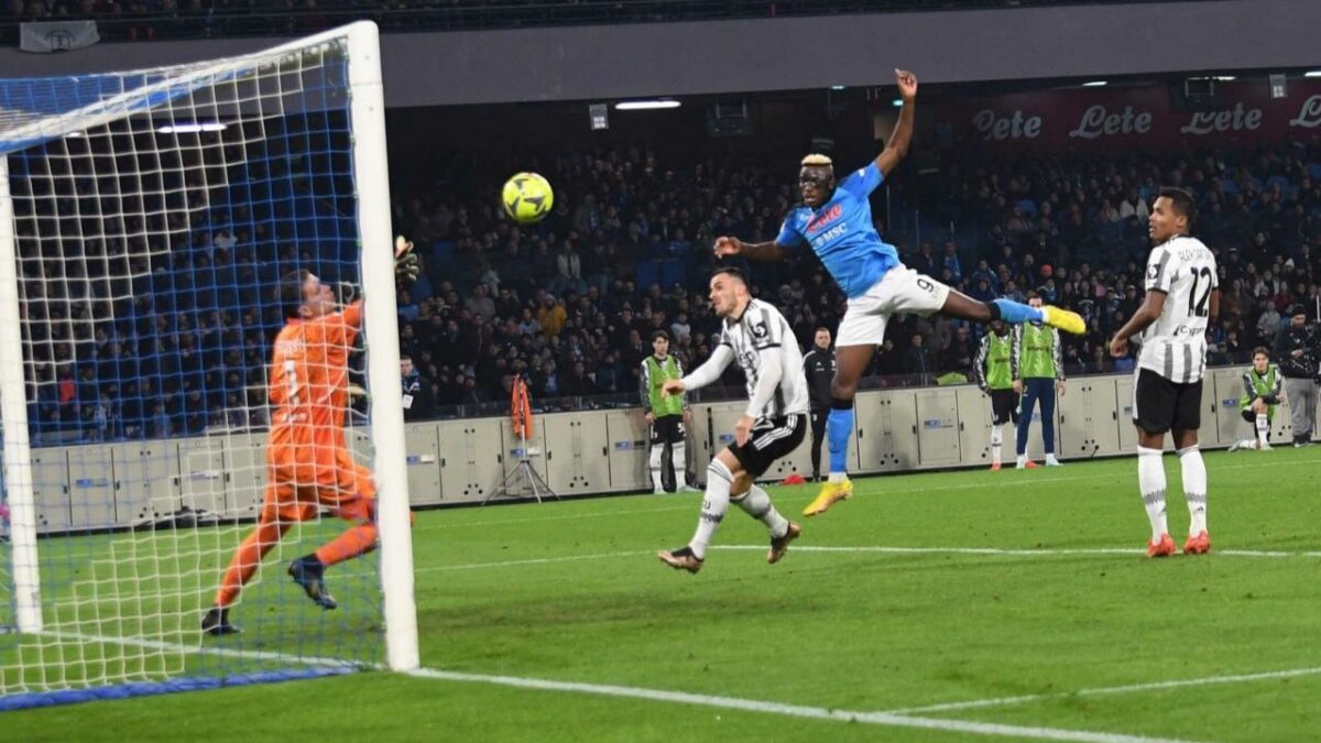 Osimhen segna il gol del 4-1 contro la Juventus allo Stadio Maradona