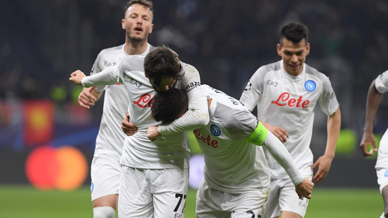 Gruppo Napoli, esultanza della squadra dopo il gol di Di Lorenzo contro l'Eintracht Francoforte