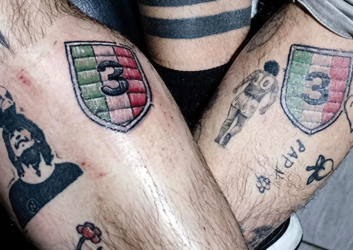 Tatuaggio per lo scudetto del Napoli con Maradona